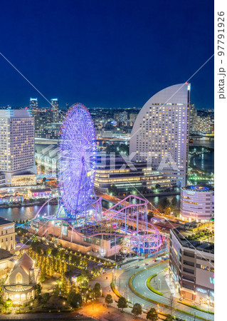 観覧車とホテルが見えるみなとみらい夜景 97791926