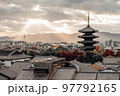 夕焼けに染まる京都 97792165
