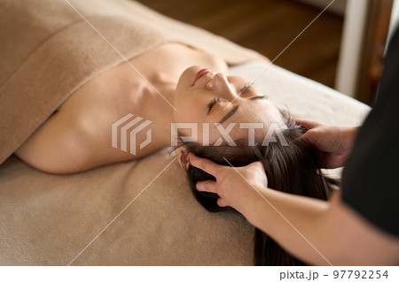 エステサロンでヘッドマッサージを受ける女性 97792254