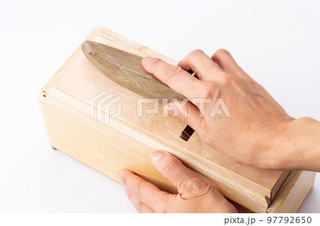 鰹節を削る女性の手元 97792650