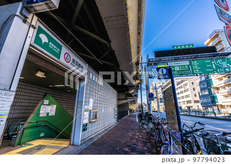 日本の東京都市景観 高架下の「都営地下鉄 赤羽橋駅」(出入口)などを望む 日本の東京都市景観 高架下の「都営地下鉄 赤羽橋駅」(出入口)などを望む 97794023