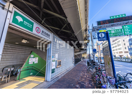 日本の東京都市景観　高架下の「都営地下鉄　赤羽橋駅」（出入口）などを望む 97794025