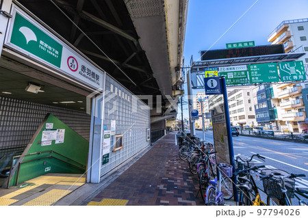 日本の東京都市景観 高架下の「都営地下鉄 赤羽橋駅」(出入口)などを望む 日本の東京都市景観 高架下の「都営地下鉄 赤羽橋駅」(出入口)などを望む 97794026