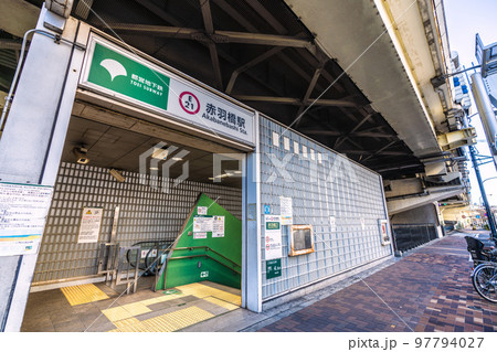 日本の東京都市景観　高架下の「都営地下鉄　赤羽橋駅」（出入口）などを望む 97794027