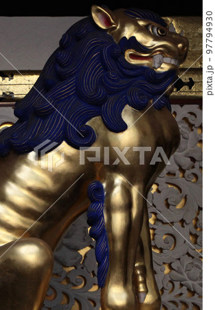 日光東照宮・国宝陽明門本殿側ので守護する吽形の獅子像 97794930