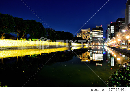 真冬の皇居　和田倉濠の夜景 97795494