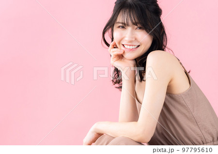 女性　ビューティー　美容　メイク　スキンケア 97795610