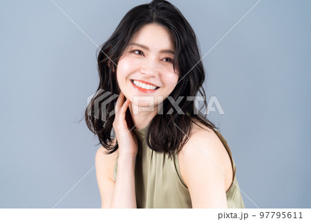女性　ビューティー　美容　メイク　スキンケア 97795611