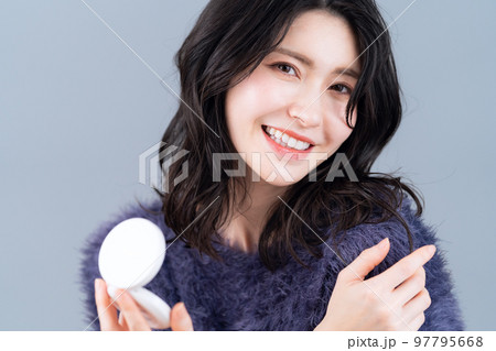 女性　ビューティー　美容　メイク　スキンケア 97795668