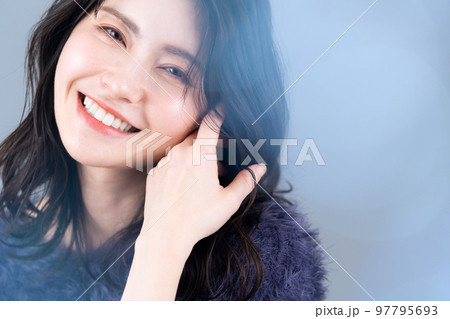 女性　ビューティー　美容　メイク　スキンケア 97795693