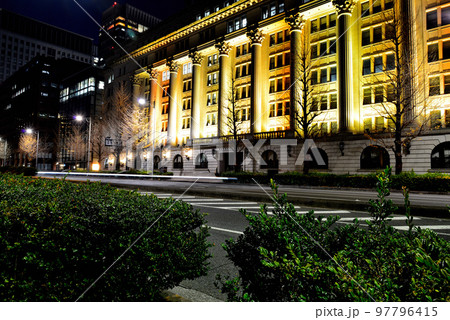 東京経済の中心丸ノ内　明治生命館の夜景 97796415