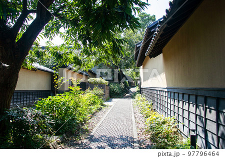 小道　長野県小布施町｜土塀と木壁が調和した和風情緒が感じられる街並みです 97796464