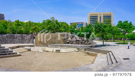 五月晴れの高松中央公園から高松市庁舎（香川県高松市） 97797078