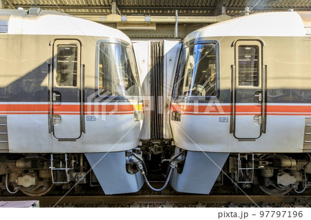 名古屋駅に停車中のキハ85系特急ひだ 名古屋駅に停車中のキハ85系特急ひだ 97797196