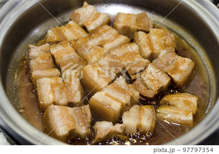 ラフテー（豚の角煮）調理中 97797354