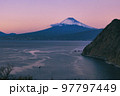 伊豆半島から望む真冬の富士山 その1(日没後) 伊豆半島から望む真冬の富士山 その1(日没後) 97797449
