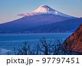 伊豆半島から望む真冬の富士山 その3(日没時) 伊豆半島から望む真冬の富士山 その3(日没時) 97797451