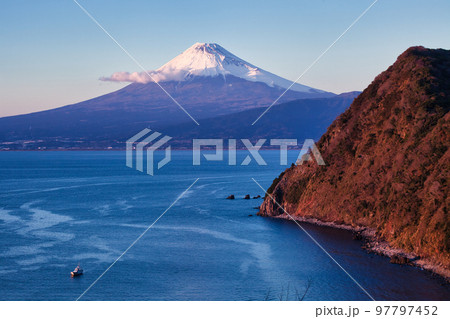 伊豆半島から望む真冬の富士山　その4（日没時） 97797452