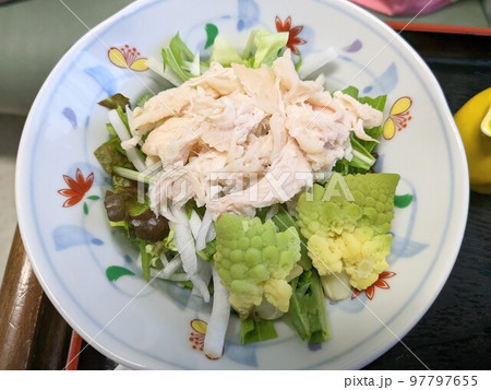 チキンとロマネスコのサラダ 97797655