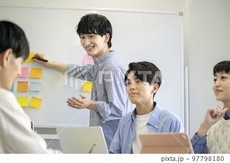 大学生　ディスカッション　イメージ 97798180