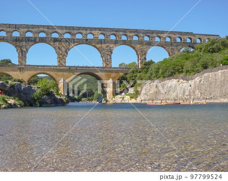 フランスの世界遺産ポン・デュ・ガール 97799524