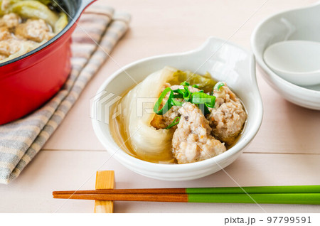 取り分けた鶏つくねの鍋 97799591