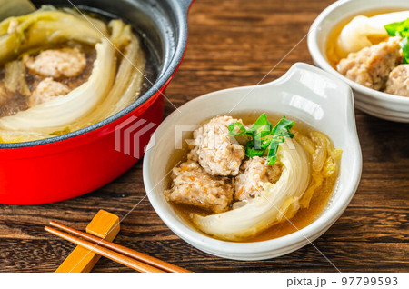 取り分けた鶏つくねの鍋 97799593