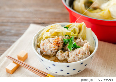 取り分けた鶏つくねの鍋 取り分けた鶏つくねの鍋 97799594