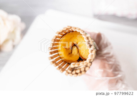 巻きすに巻いた手作り伊達巻き　 97799622