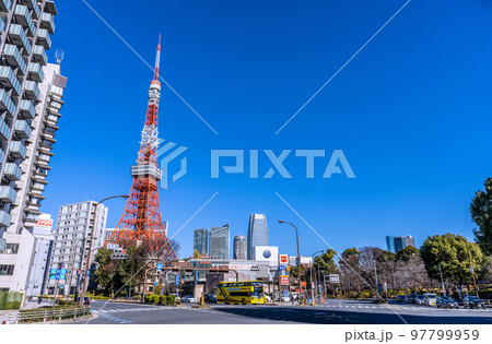 日本の東京都市景観 赤羽橋の交差点から青空に映える東京タワーなどを望む 97799959
