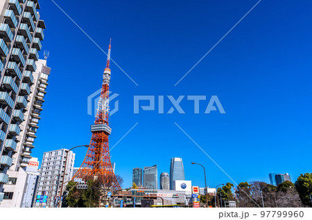 日本の東京都市景観 赤羽橋の交差点から青空に映える東京タワーなどを望む 97799960