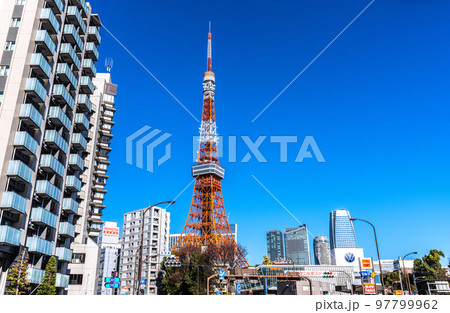 日本の東京都市景観 赤羽橋の交差点から青空に映える東京タワーなどを望む 97799962