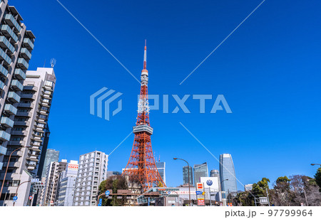 日本の東京都市景観 赤羽橋の交差点から青空に映える東京タワーなどを望む 97799964