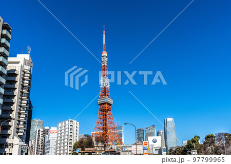 日本の東京都市景観 赤羽橋の交差点から青空に映える東京タワーなどを望む 97799965