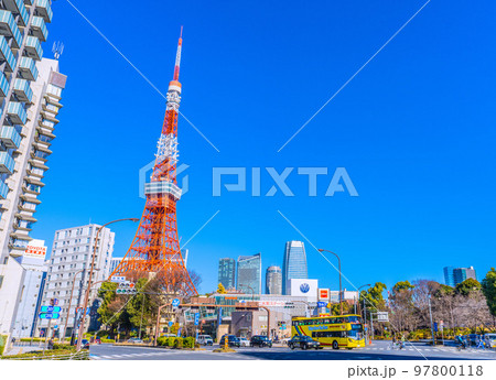 日本の東京都市景観 赤羽橋の交差点から青空に映える東京タワーやはとバスなどを望む 97800118
