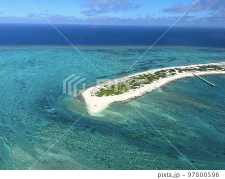 沖縄のナガンヌ島空撮 97800596