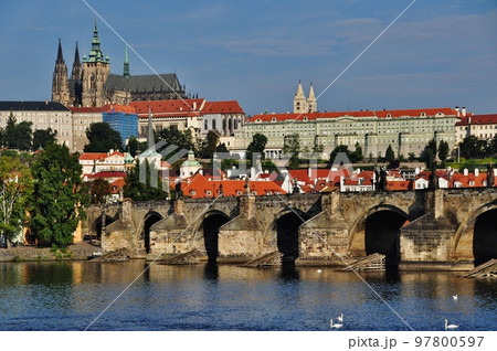 カレル橋とプラハ旧市街の街並み 97800597