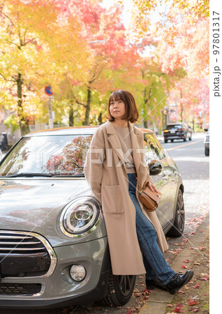 紅葉並木道散歩 97801317