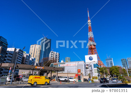 日本の東京都市景観 赤羽橋の交差点から青空に映える東京タワーや虎ノ門・麻布台プロジェクトなどを望む 97801351