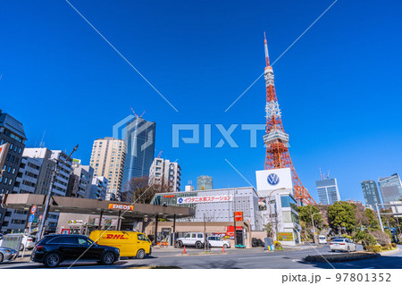 日本の東京都市景観 赤羽橋の交差点から青空に映える東京タワーや虎ノ門・麻布台プロジェクトなどを望む 日本の東京都市景観 赤羽橋の交差点から青空に映える東京タワーや虎ノ門・麻布台プロジェクトなどを望む 97801352