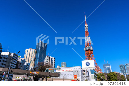 日本の東京都市景観 赤羽橋の交差点から青空に映える東京タワーや虎ノ門・麻布台プロジェクトなどを望む 97801418