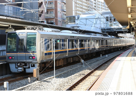 放出駅に停止中の207系（回送） 97801688