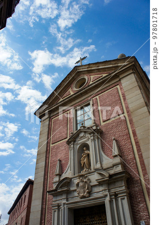 澄んだ青空のトレドの修道院 97801718