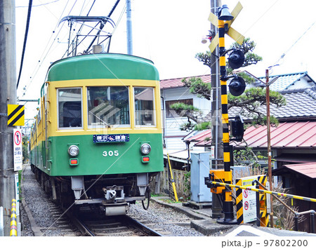 長谷駅付近での江ノ電305形電車 長谷駅付近での江ノ電305形電車 97802200