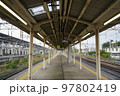 新幹線高架の下にある複数のホームを有する鉄道駅 97802419