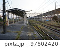 新幹線高架の下にある複数のホームを有する鉄道駅 97802420