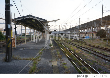 新幹線高架の下にある複数のホームを有する鉄道駅 新幹線高架の下にある複数のホームを有する鉄道駅 97802420