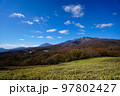 ササの密集地から見る日光の山々 97802427