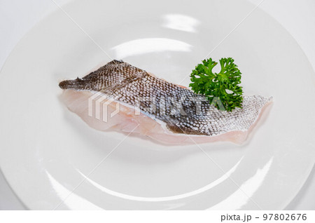 白い皿に真鱈の切り身 97802676