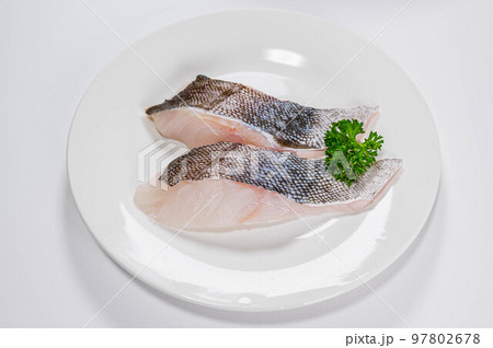 白い皿に真鱈の切り身 97802678